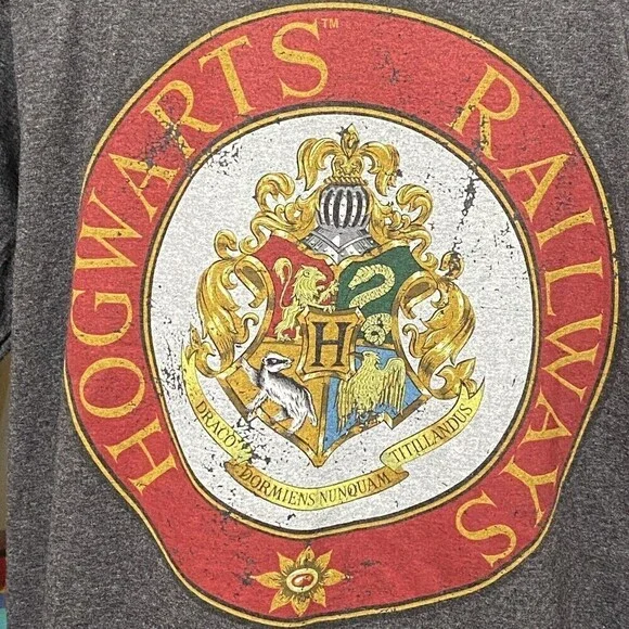 Harry Potter Studio Tour Hogwarts Railways Crest Gray Tee Medium NWT - Picture 3 of 5